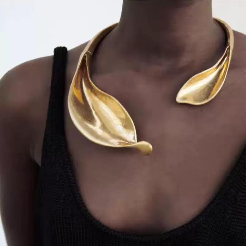 Collar hoja dorada